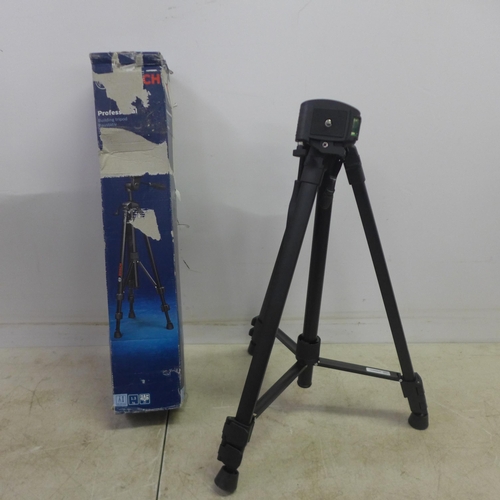 2052 - A Bosch Professional tripod - model BT150