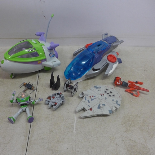 2061 - A Buzz Lightyear action figure with spaceship, a Thunderbird 3 model, a Star Wars Millennium Falcon ... 