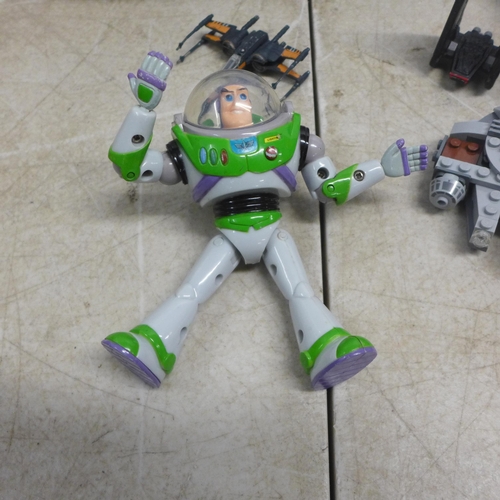 2061 - A Buzz Lightyear action figure with spaceship, a Thunderbird 3 model, a Star Wars Millennium Falcon ... 