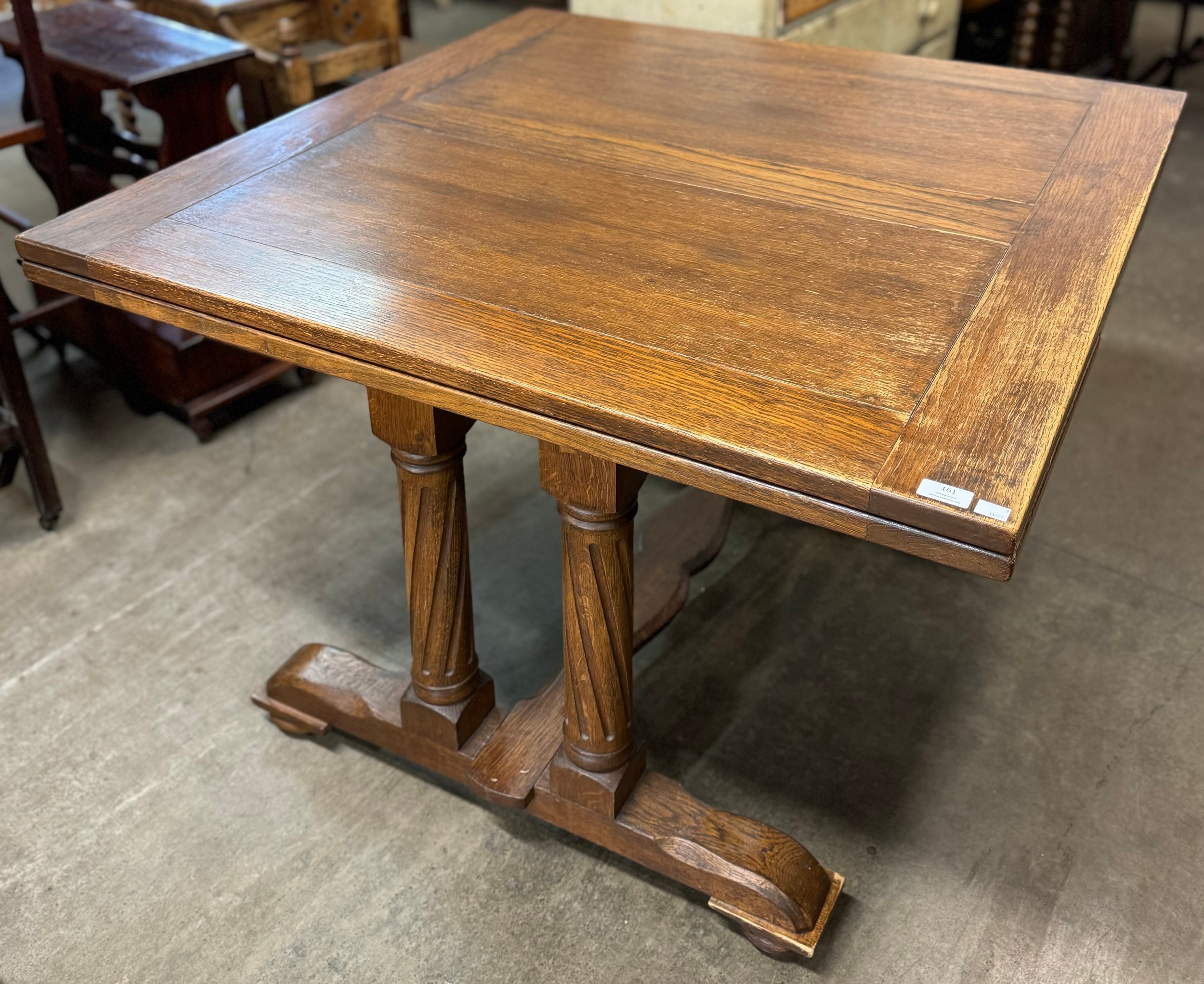 An early 20th Century oak draw leaf table