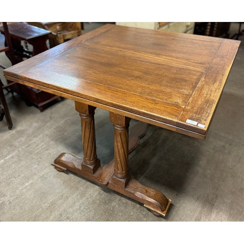 161 - An early 20th Century oak draw leaf table