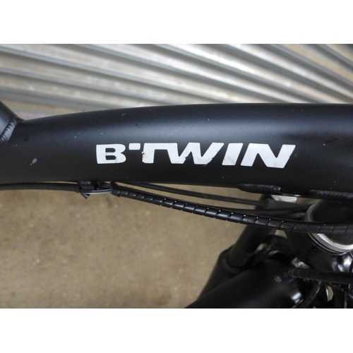 2115 - A B-Twin Original 520 aluminium framed City Bike with mudguards and stand  * Police repossession