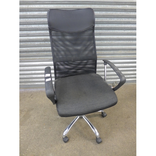 2123 - An office swivel chair