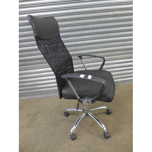 2123 - An office swivel chair