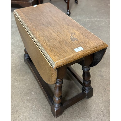 164 - A small oak drop leaf table