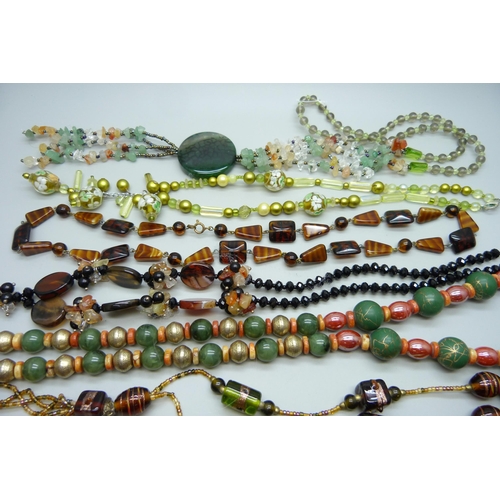 1000 - A collection of semi-precious stone and glass jewellery