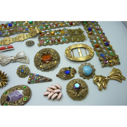 1009 - A vintage Czech belt, brooches, etc., some brooches lacking pins