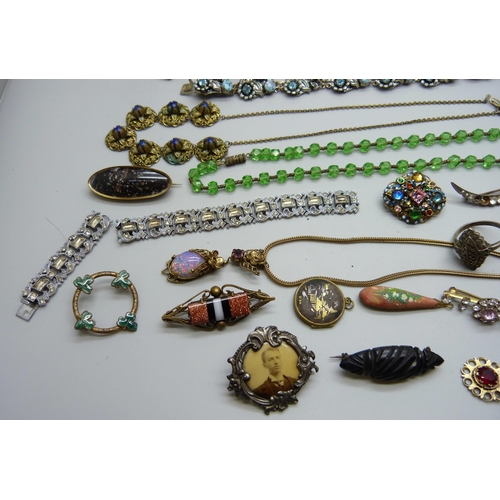 1011 - Vintage costume jewellery, etc., some lacking stones