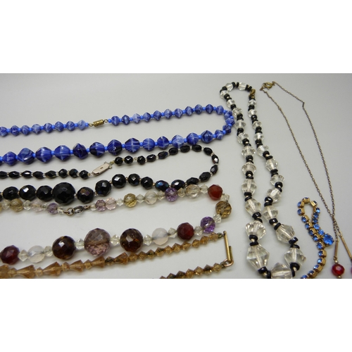 1015 - Twelve vintage necklets