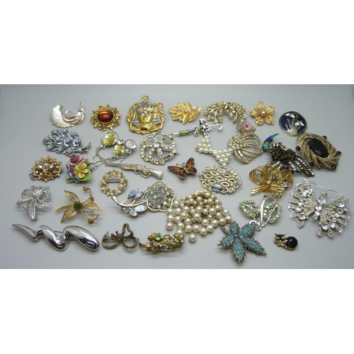 1018 - Thirty-five costume brooches