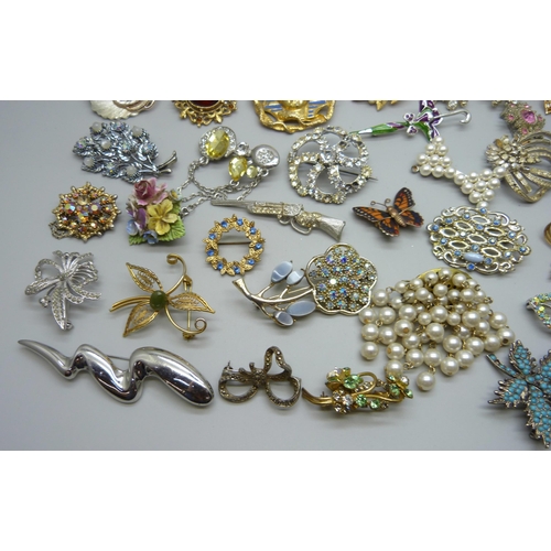 1018 - Thirty-five costume brooches