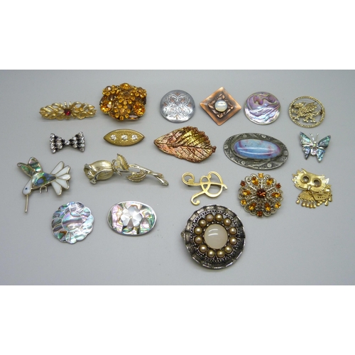 1019 - Costume brooches including one set with a Ruskin style but lacking fastening hook