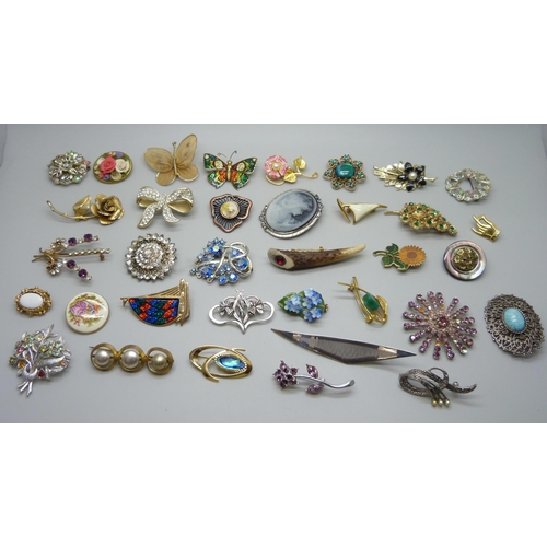 1022 - Thirty-five costume brooches