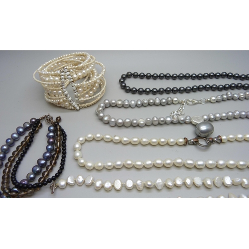 1024 - Baroque cultured and freshwater pearl jewellery