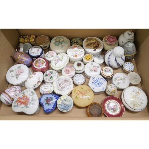 1094 - A collection of approximately 40 pill boxes and trinket boxes **PLEASE NOTE THIS LOT IS NOT ELIGIBLE... 