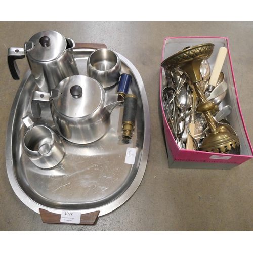 1097 - Assorted metalware, silver plate, etc. **PLEASE NOTE THIS LOT IS NOT ELIGIBLE FOR IN-HOUSE POSTING A... 