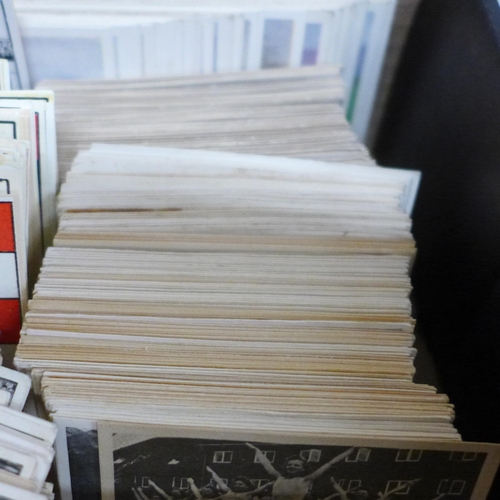 618 - A box of sports cards; Rich's Coffee (Denmark) and others with modern South Park trading cards, NM, ... 