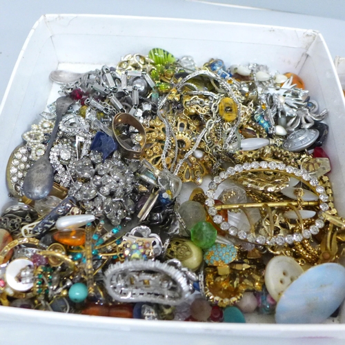 627 - A collection of antique and vintage jewellery findings for spares and repairs