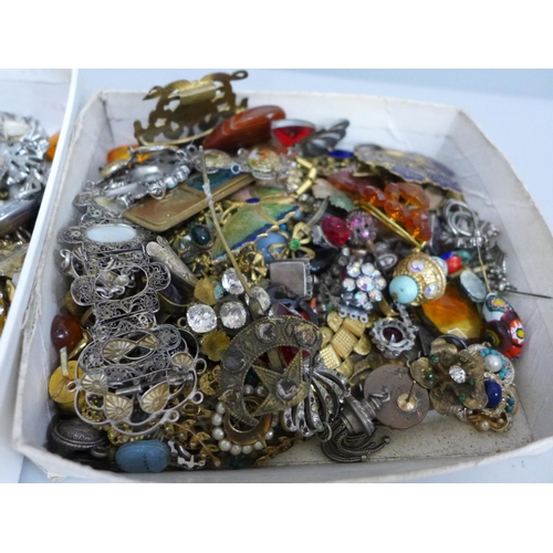 627 - A collection of antique and vintage jewellery findings for spares and repairs