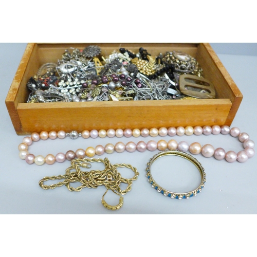 630 - A box of costume jewellery