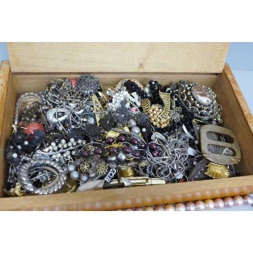 630 - A box of costume jewellery