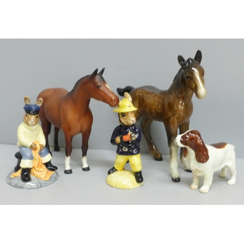 633 - Five figures; two Beswick horses and a spaniel and two Royal Doulton Bunnykins figures