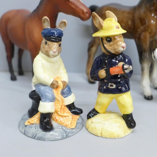 633 - Five figures; two Beswick horses and a spaniel and two Royal Doulton Bunnykins figures