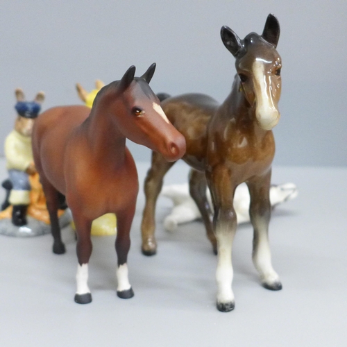 633 - Five figures; two Beswick horses and a spaniel and two Royal Doulton Bunnykins figures