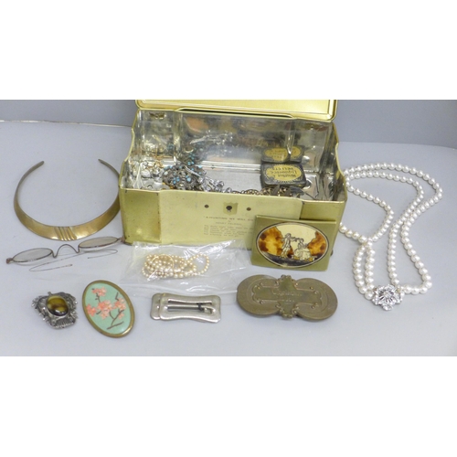 634 - Assorted costume jewellery including a single 9ct gold earring, 0.7g and a faux pearl necklace with ... 