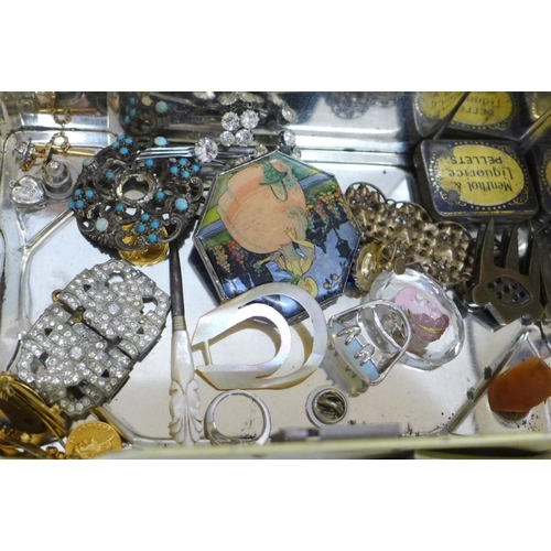 634 - Assorted costume jewellery including a single 9ct gold earring, 0.7g and a faux pearl necklace with ... 