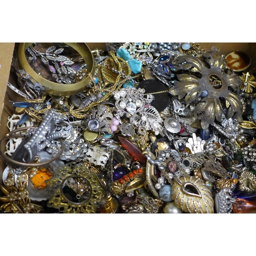 646 - A collection of vintage jewellery for spares and repairs