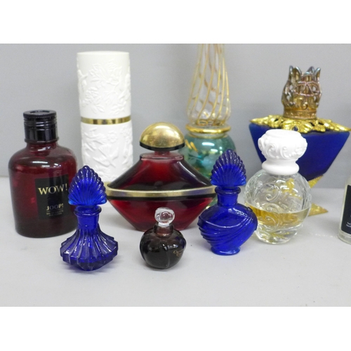 652 - A collection of perfume bottles, some containing perfume including La Vie est Belle miniature