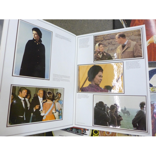 657 - Five complete original Collectors postcard sets in albums from the late 1980s onwards, covering Roya... 