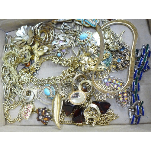 664 - Vintage gold tone jewellery including Monet and Trifari