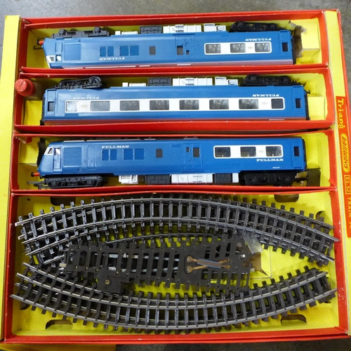 686 - A Hornby The Blue Pullman electric train set, R355R 0-4-0 Polly loco, controller and extra track