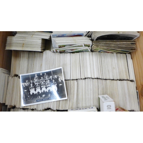 695 - Large collection of cigarette and trade cards including Smith's Battlefields of England cards (26) n... 