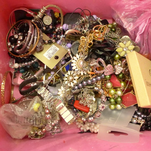 697 - A collection of costume jewellery