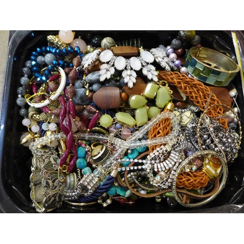 738 - A tub of costume jewellery