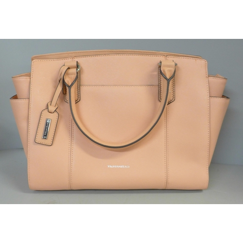 752 - An Italian Tignanello dusky pink leather handbag