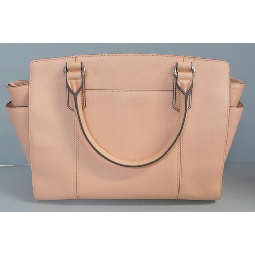 752 - An Italian Tignanello dusky pink leather handbag