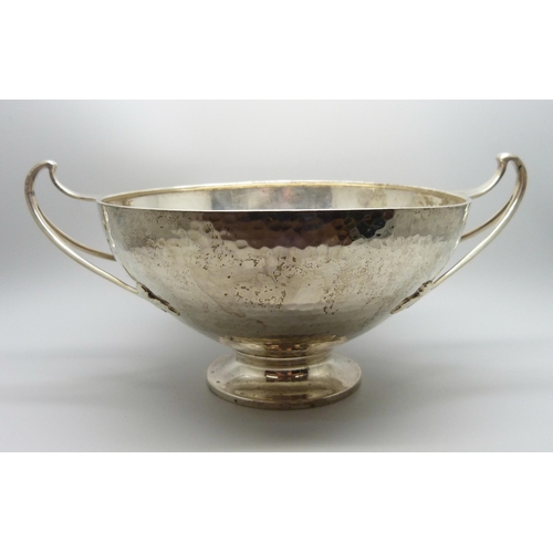 829 - A hammered silver Arts & Crafts two handled bowl, London 1922, 484g, diameter 18cm