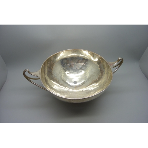 829 - A hammered silver Arts & Crafts two handled bowl, London 1922, 484g, diameter 18cm