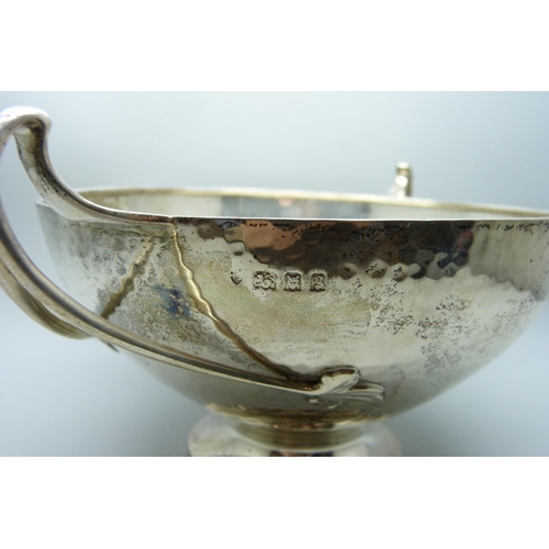 829 - A hammered silver Arts & Crafts two handled bowl, London 1922, 484g, diameter 18cm