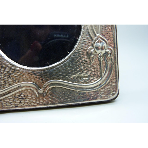 831 - A silver Art Nouveau style photograph frame, 97mm wide