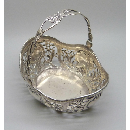 836 - A pierced silver sweet meat dish, John George Smith importer, London import mark for 1898, 113.9g