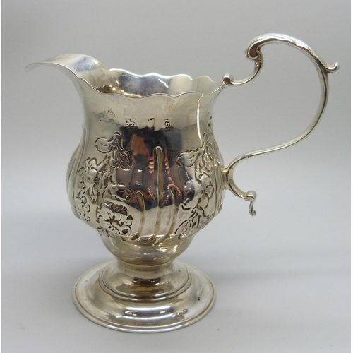 838 - A Georgian silver cream jug, London mark, 89g