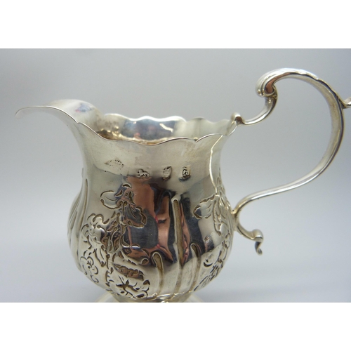 838 - A Georgian silver cream jug, London mark, 89g