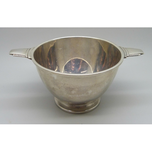 839 - A silver bowl with Art Deco design handles, Birmingham 1938, HCD, 101g