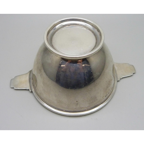 839 - A silver bowl with Art Deco design handles, Birmingham 1938, HCD, 101g