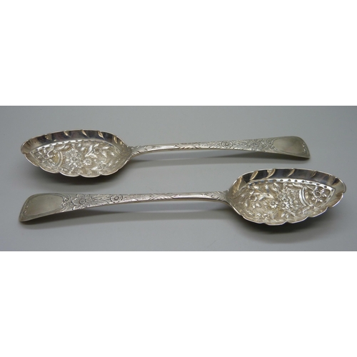 841 - A pair of George III silver berry spoons, Newcastle 1804, maker TW, 122g, 237mm, (not original case)